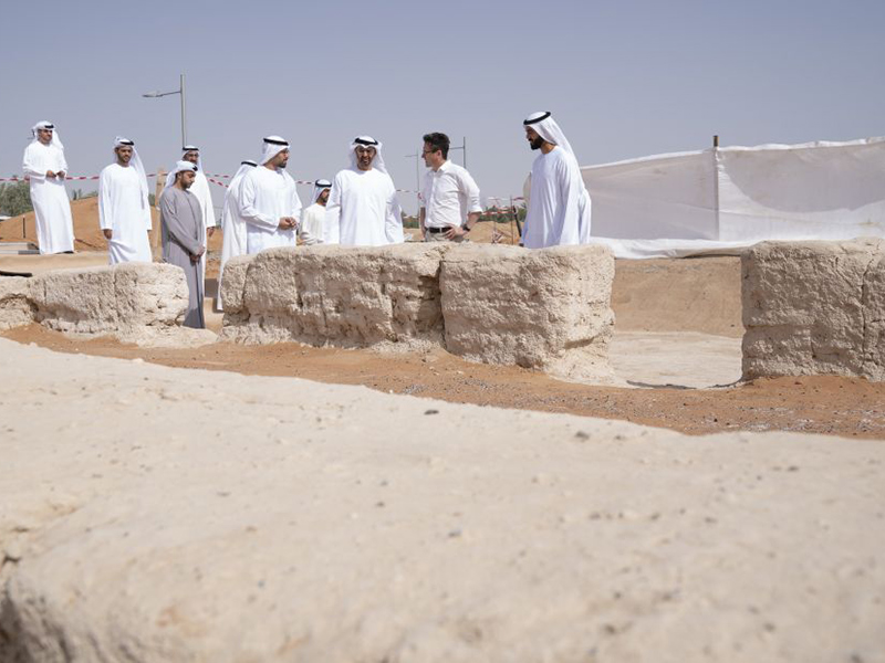 "مع كل اكتشاف نزداد فخرًا بتاريخنا"... محمد بن زايد يزور أقدم مسجد بالإمارات